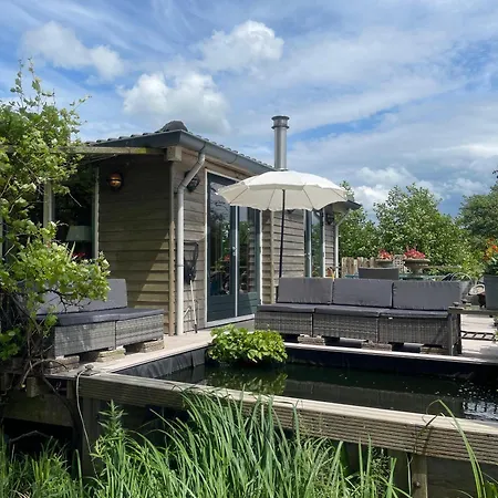 Exceptional House On The Waterfront * Reeuwijk