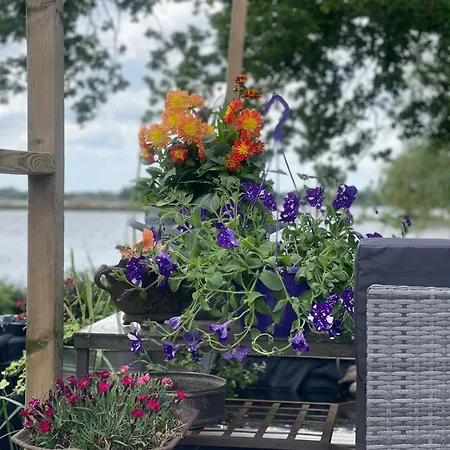 Exceptional House On The Waterfront * Reeuwijk
